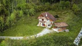 Parnassia, la casa nel bosco ai piedi del Monte Zoncolan
