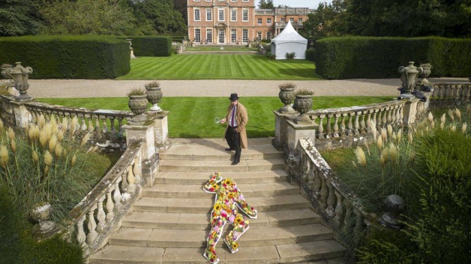 C’è un cadavere nel giardino: l’installazione floreale dedicata ad Agatha Christie