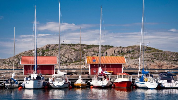 Åstol, l’isola con le case bianche di legno circondate da aspre rocce