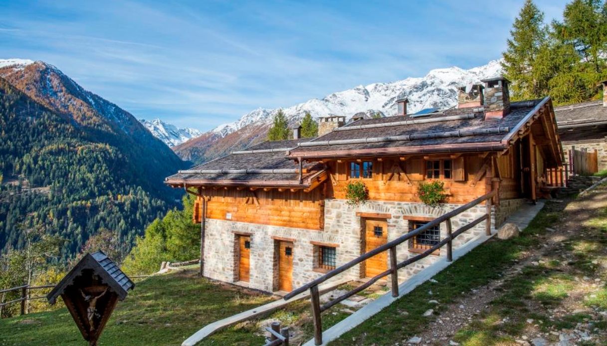 Puoi dormire in un piccolo borgo incastonato in un parco storico