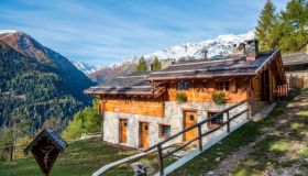 Puoi dormire in un piccolo borgo incastonato in un parco storico