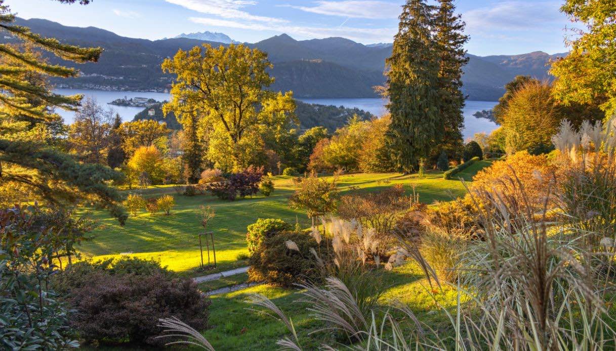 Casa Lorella, il foliage nel giardino sul lago