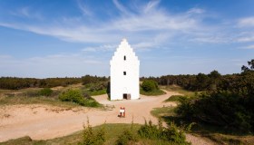 La chiesa solitaria che sorge tra le dune di sabbia