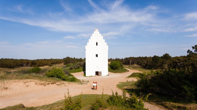 La chiesa solitaria che sorge tra le dune di sabbia