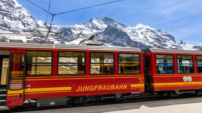 Il viaggio da provare: dura 7 giorni e si usa il treno  --- (Fonte immagine: https://siviaggia.it/wp-content/uploads/sites/2/2023/10/La-carrozza-del-linea-ferroviaria-Jungfrau.jpeg?w=687&h=386&quality=90&strip=all&crop=1)