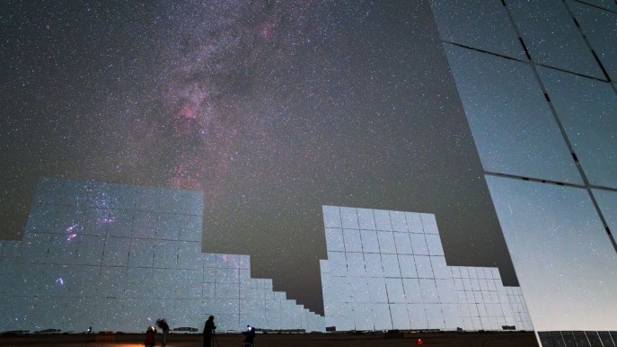 La Via Lattea si riflette sugli specchi solari: la visione è incantata