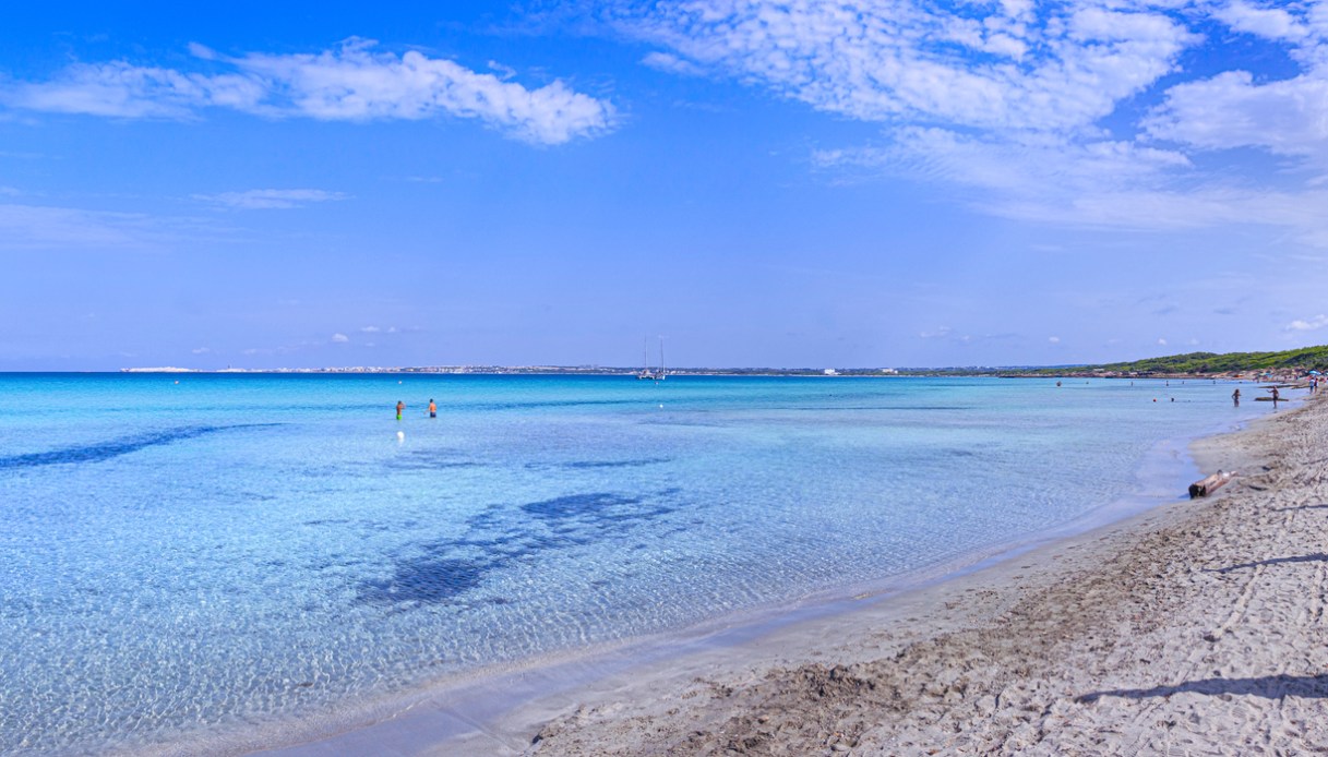 L’isola col faro che galleggia sul Mar Ionio