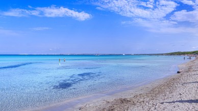 L’isola col faro che galleggia sul Mar Ionio