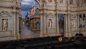C’è un teatro antico situato nel cuore di questa città