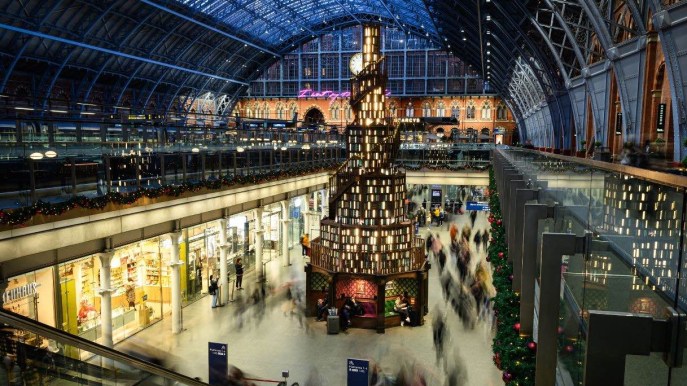 Questo è l’albero di Natale più magico di sempre: si trova a Londra