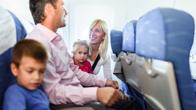 Viaggiare con i bambini in aereo: i trucchi per intrattenerli (ed evitare i capricci)