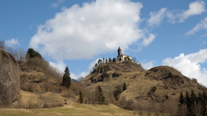 Castello Molina di Fiemme: il borgo con una chiesa posta su una collina