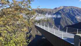 Inaugurata una spaventosa passerella a strapiombo sulla falesia