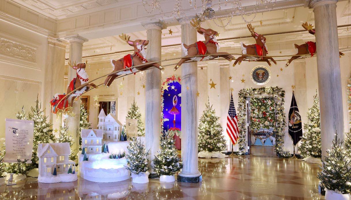 L'Entrance Hall della Casa Bianca sapientemente addobbato per Natale