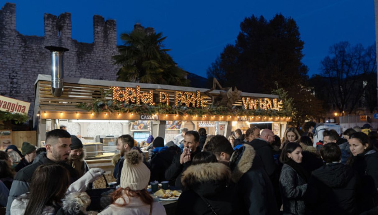 Stand gastronomico al mercatino di Natale di Trento