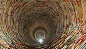 Puoi entrare in una torre “infinita” fatta di migliaia di libri