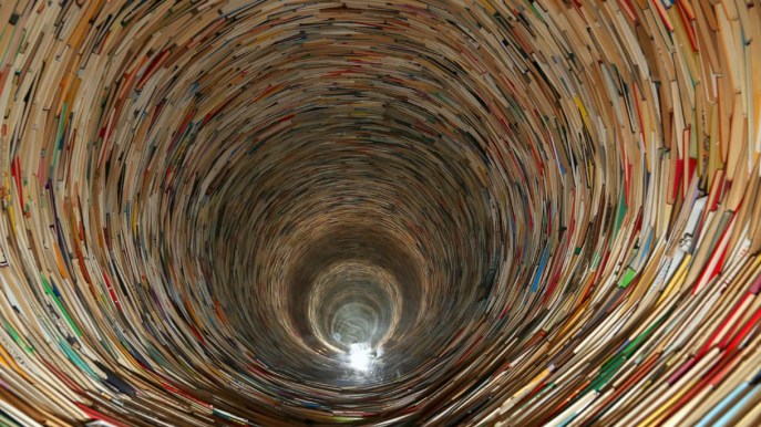 Puoi entrare in una torre “infinita” fatta di migliaia di libri