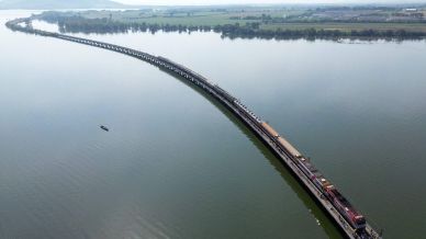 Thailandia: il viaggio a bordo del treno galleggiante è un’esperienza unica