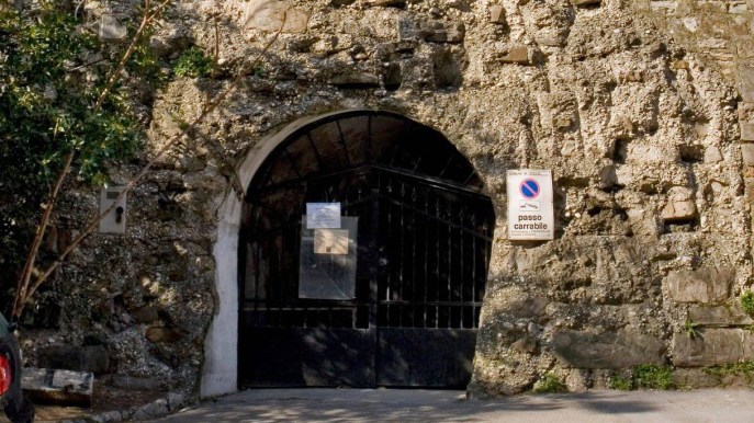 Questa è la porta d’accesso di una città sotterranea. È in Italia