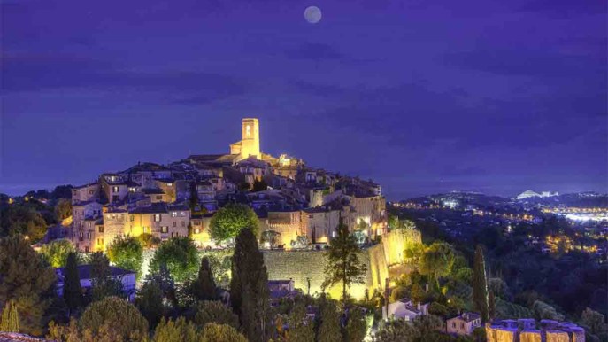 Il villaggio del Sud della Francia che di sera si trasforma in pura magia  --- (Fonte immagine: https://siviaggia.it/wp-content/uploads/sites/2/2023/11/saint-paul-vence-borgo-sera.jpg?w=687&h=386&quality=90&strip=all&crop=1)