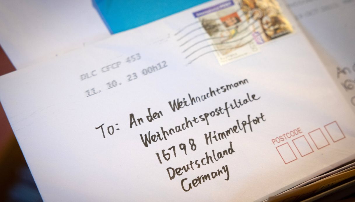 Adesivo Natalizio Personalizzabile Con Babbo Natale E Amici, Rotondo, 3 Cm