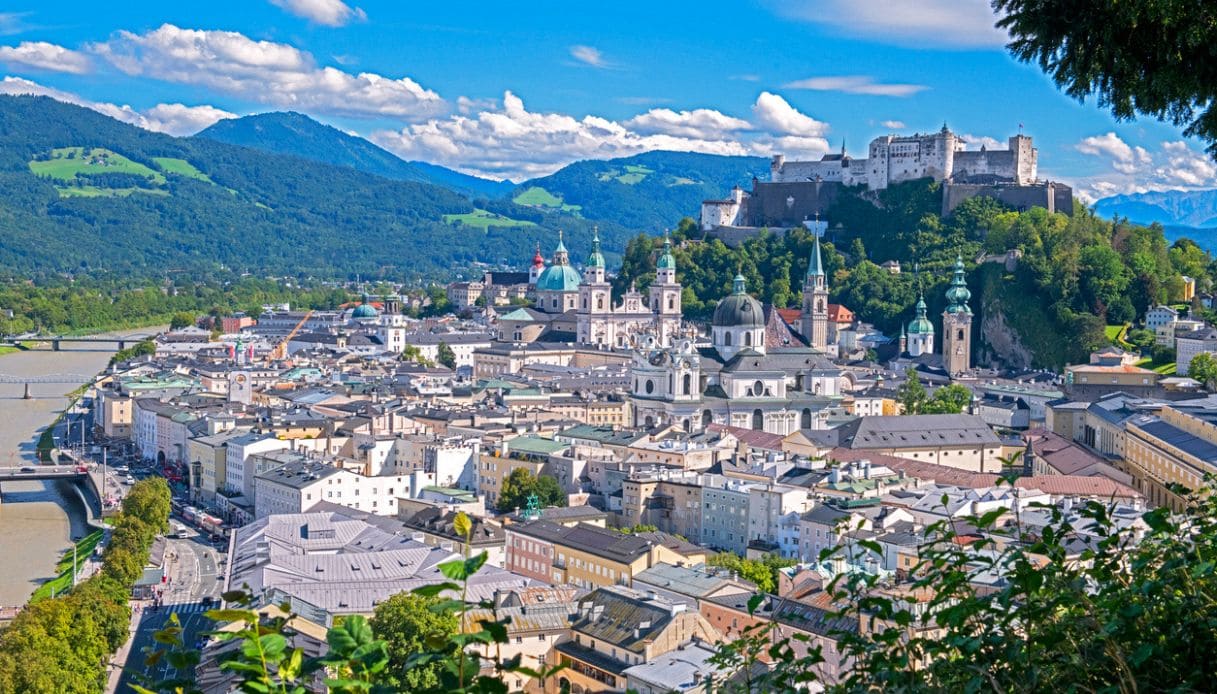 Vista aerea del centro storico di Salisburgo, Austria