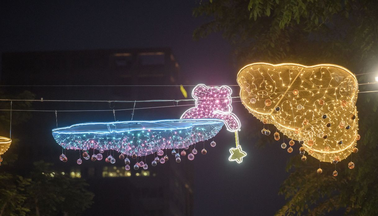 Le luci scintillanti che illuminano Singapore a Natale