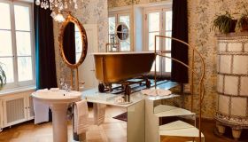 La strana vasca da bagno di un hotel che ti porta dove vuoi