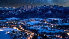 La città che sembra una cartolina d’inverno dipinta: è bellissima