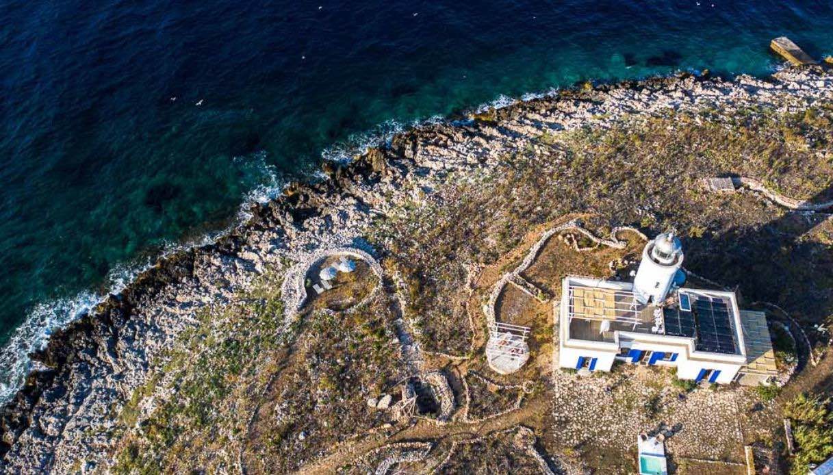 Puoi dormire in un faro su un'isola deserta succede in Italia