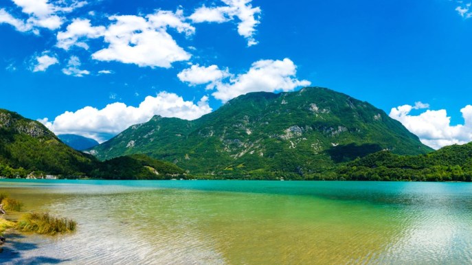 Lago di Cavazzo, dalle acque particolarmente turchesi