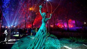 L’arte di Dalì illumina la natura: a Parigi è magia