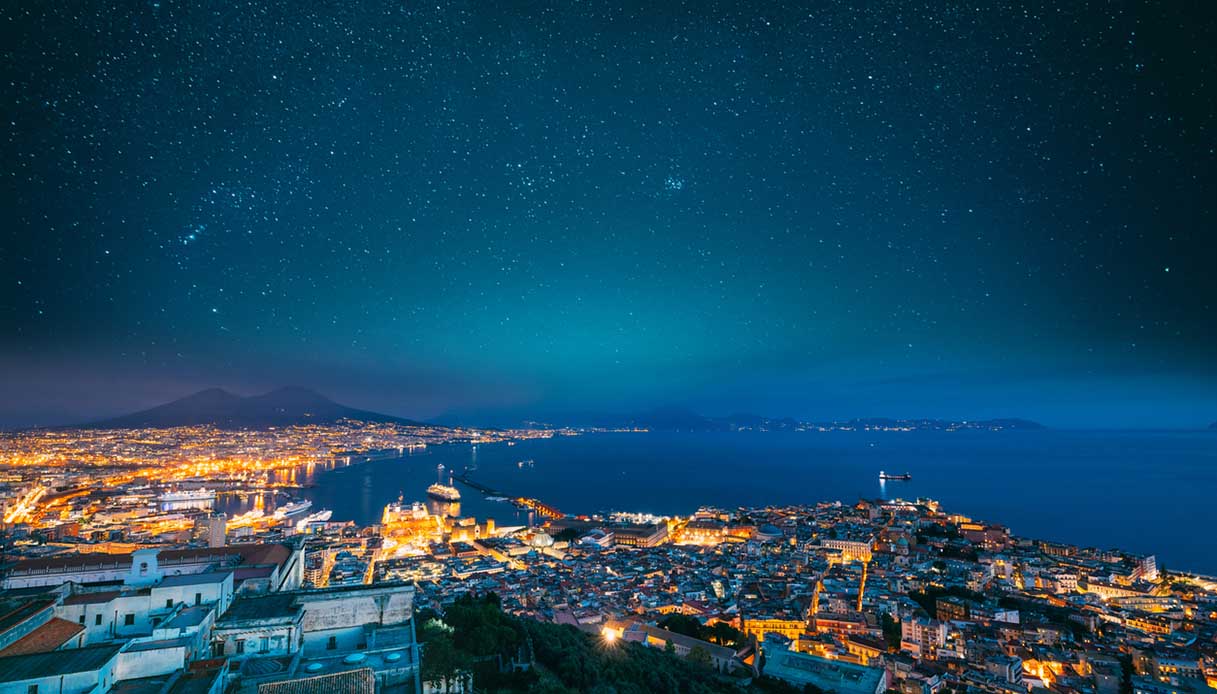 Napoli dall'alto di notte
