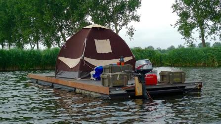 Dormire su una zattera in un lago: succede in Olanda