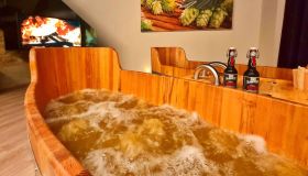 Sauna in botte e bagni di birra: in questo hotel il relax è differente