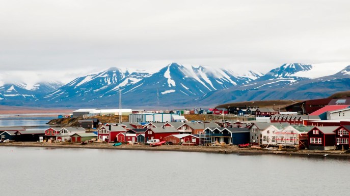 Longyearbyen, l’incantevole città delle Svalbard dove è “vietato” morire