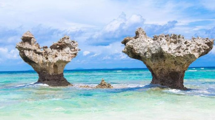 Le rocce a forma di cuore emergono dall’acqua: l’isola dell’amore è un sogno