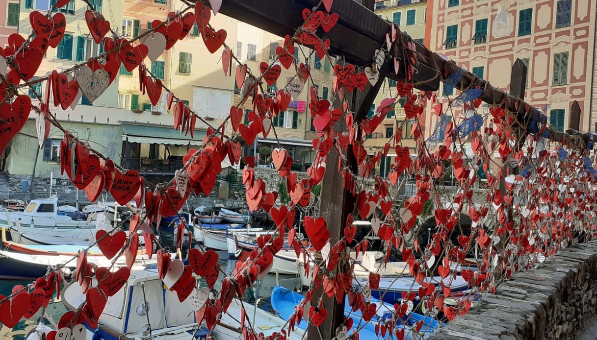 San Valentino... Innamorati a Camogli, la distesa di cuori rossi