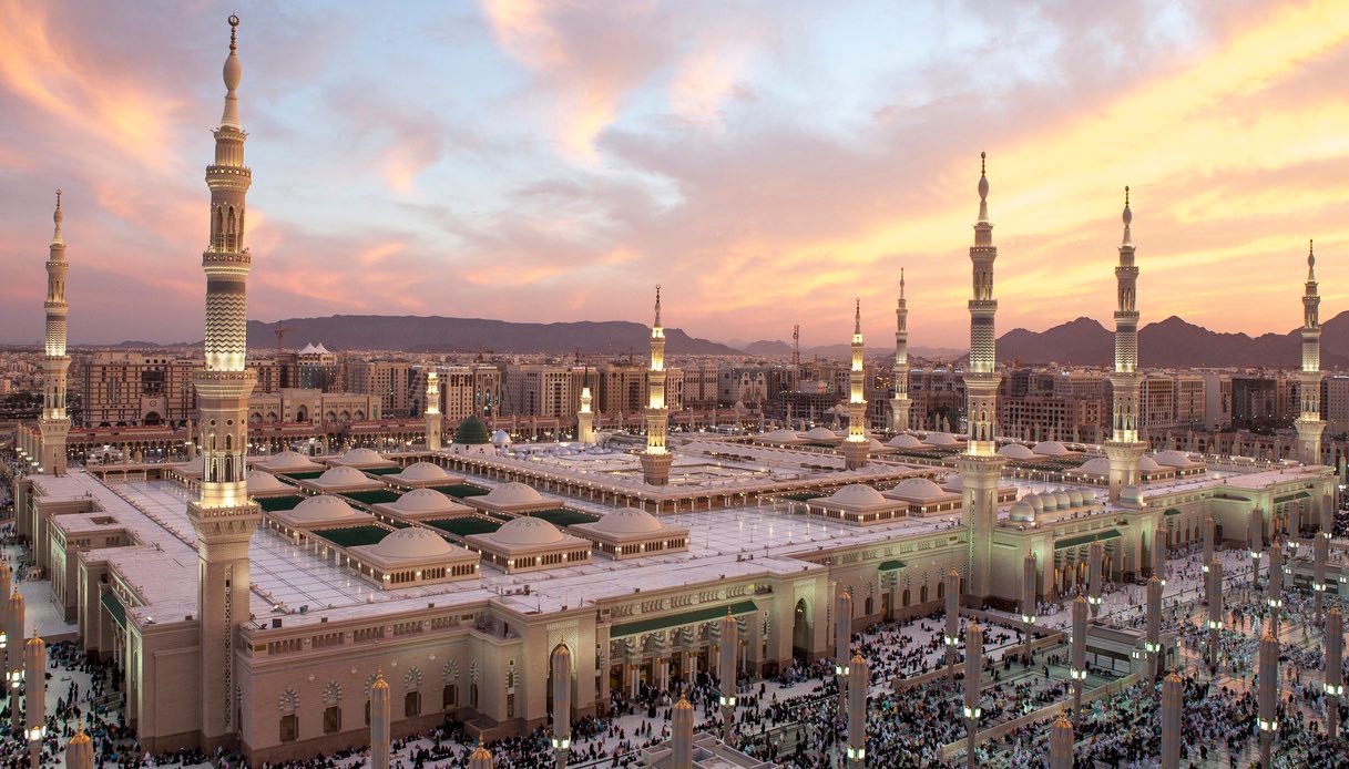 La Moschea del Profeta a Medina, in Arabia Saudita, al tramonto