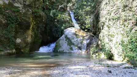 A due passi dal Lago di Garda c’è una cascata nascosta