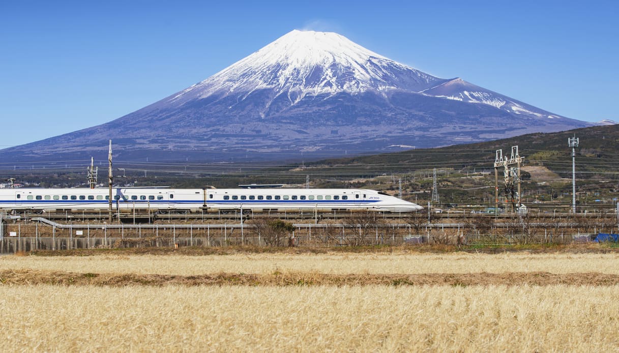 Il treno velocissimo Shinkansen, in Giappone
