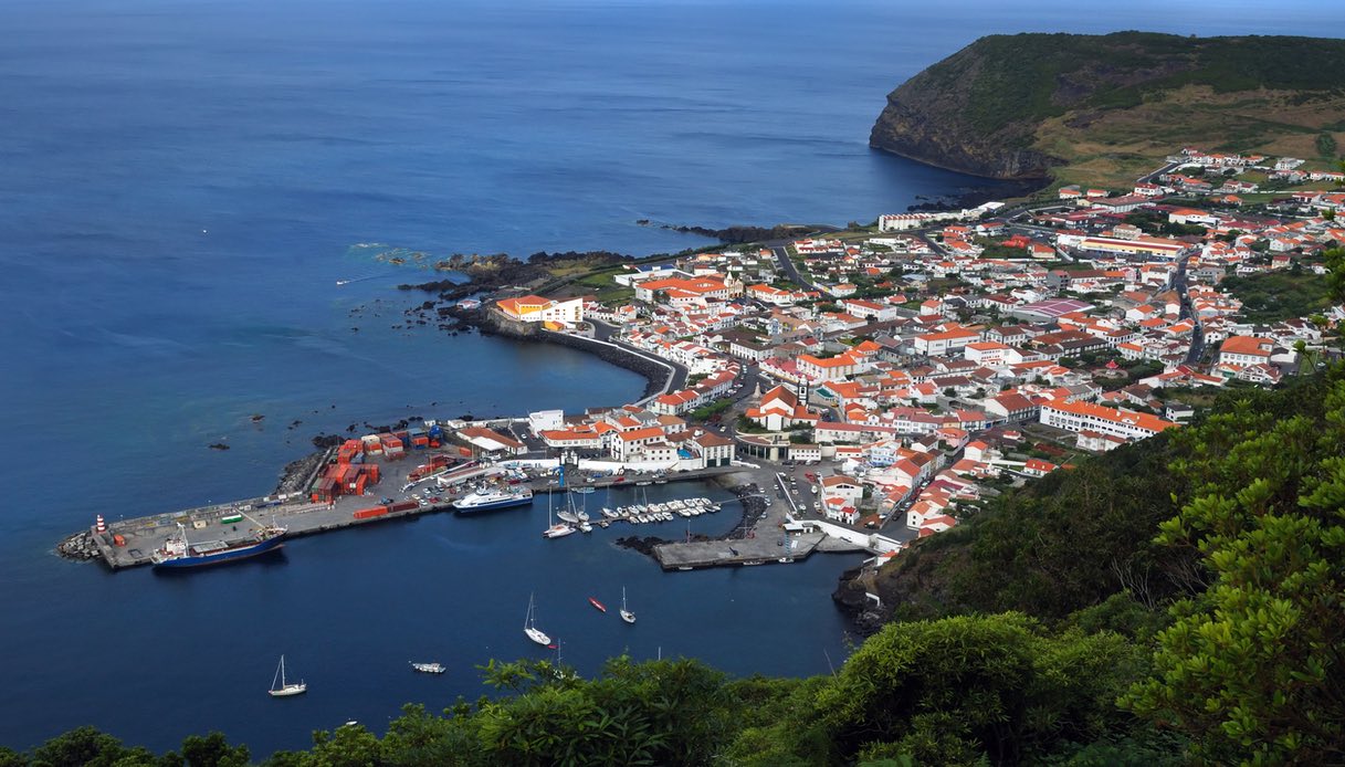 La cittadina e il porto di Velas, sull'isola di São Jorge