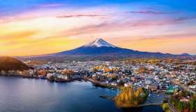 Un muro per coprire il Monte Fuji: così si combatte l’overtourism