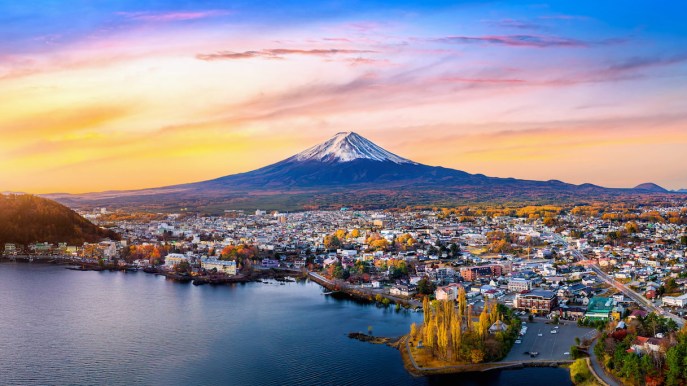 Un muro per coprire il Monte Fuji: così si combatte l’overtourism
