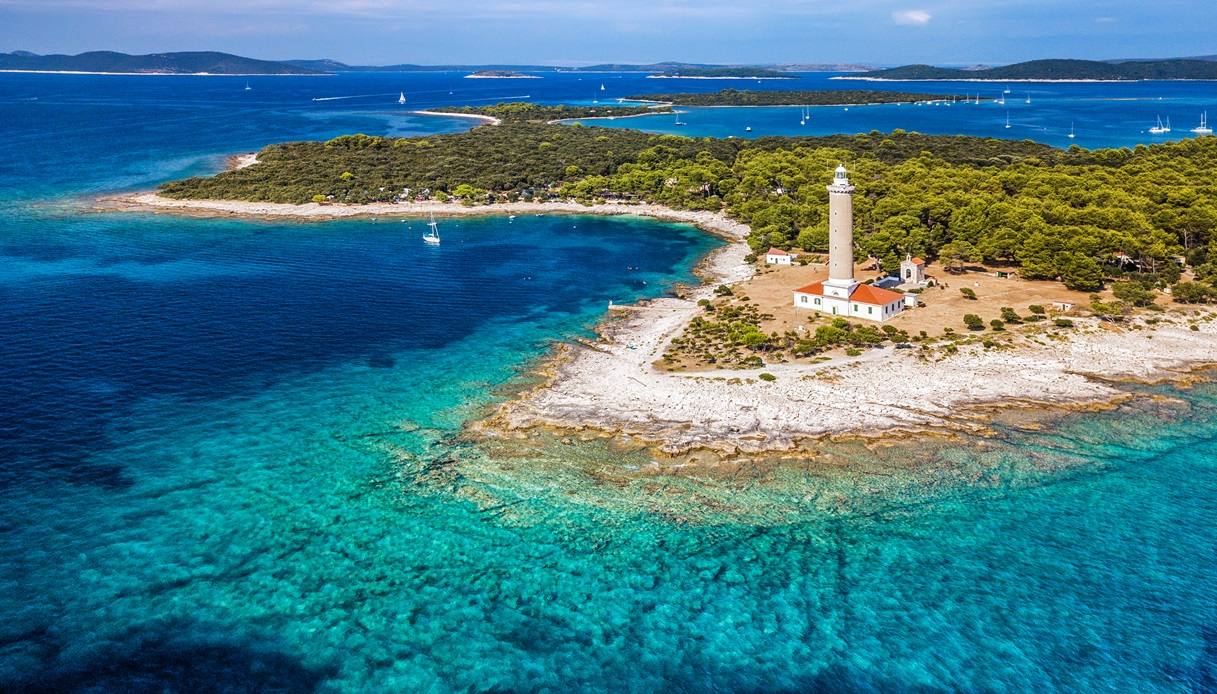 L'incantevole spiaggia di Veli Rat nell'Isola Lunga, Croazia