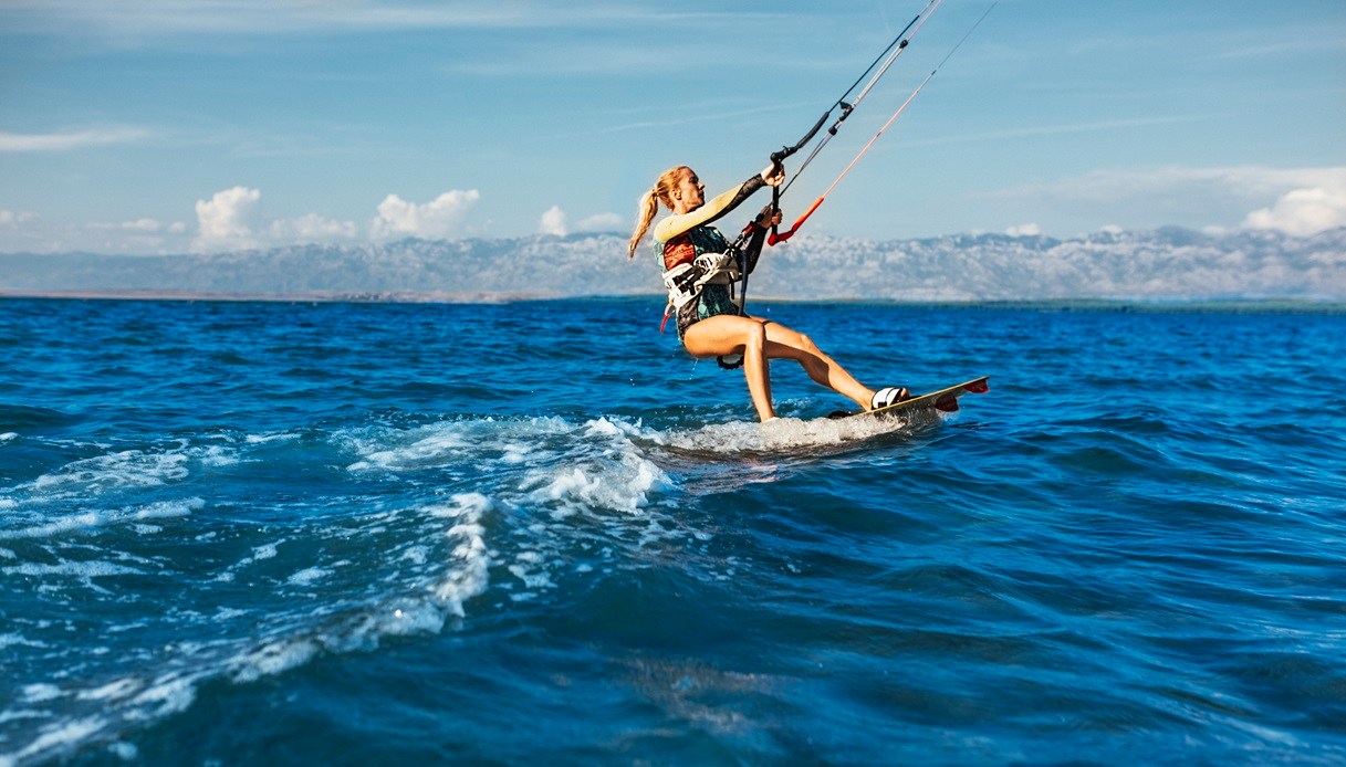 Vivi le onde dell'Adriatico attraverso il kitesurf a Nona (Nin), in Croazia