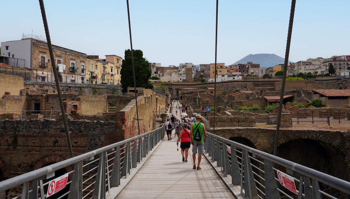 Visitatori nell'area dell'antica spiaggia di Ercolano