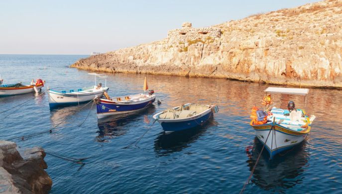 Barche attraccate al molo di Blue Grotto