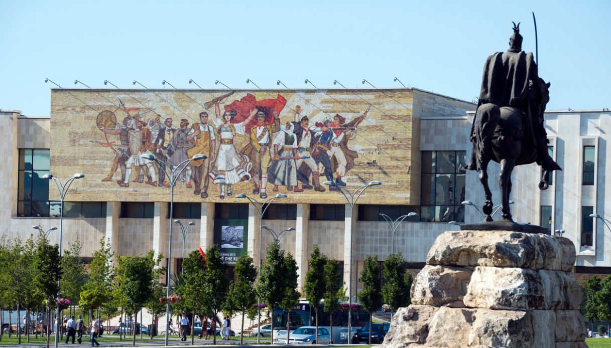 Mosaico "Gli Albanesi" a Tirana