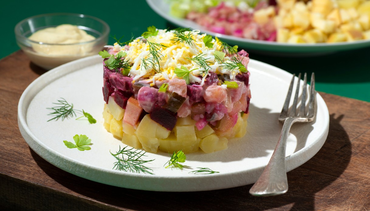 Tradizionale insalata estone di patate e barbabietole